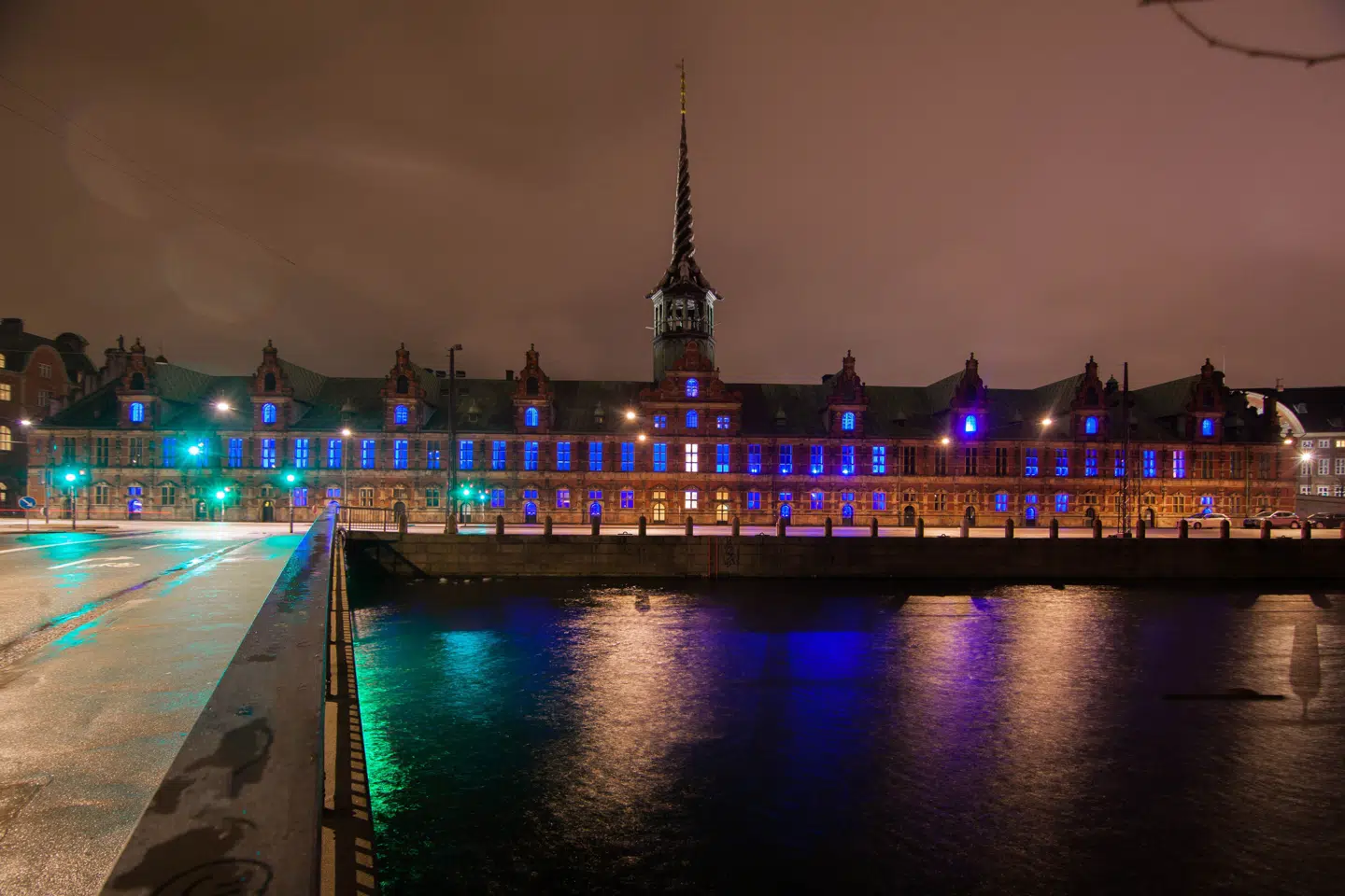Børsen har fået farvet lys i vinduerne.