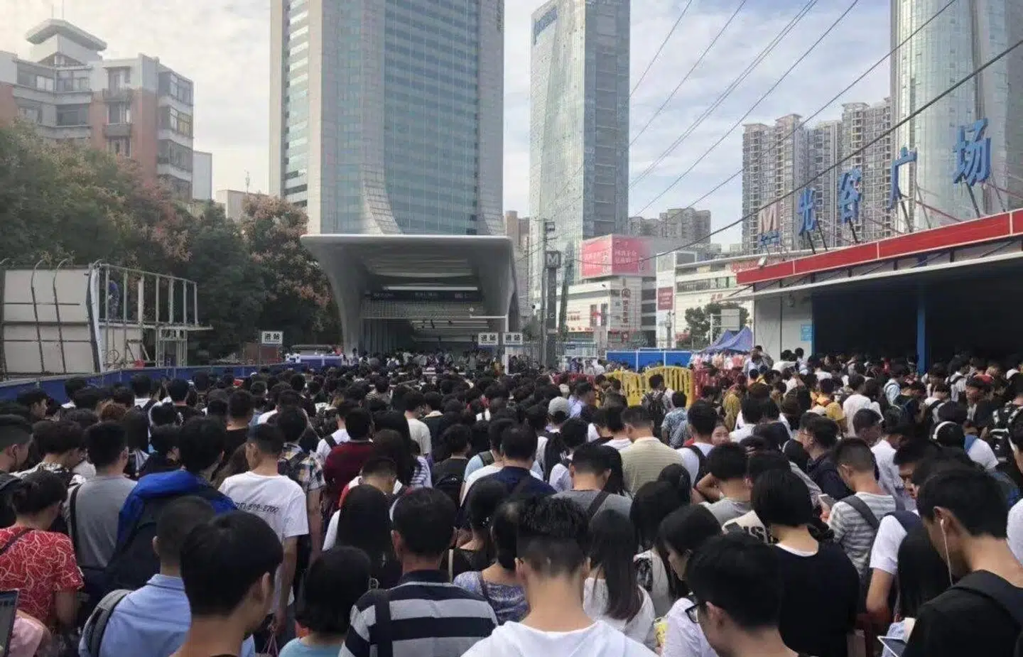 Normalt er der altid fyldt med mennesker i Wuhan, der har 11 millioner indbyggere.