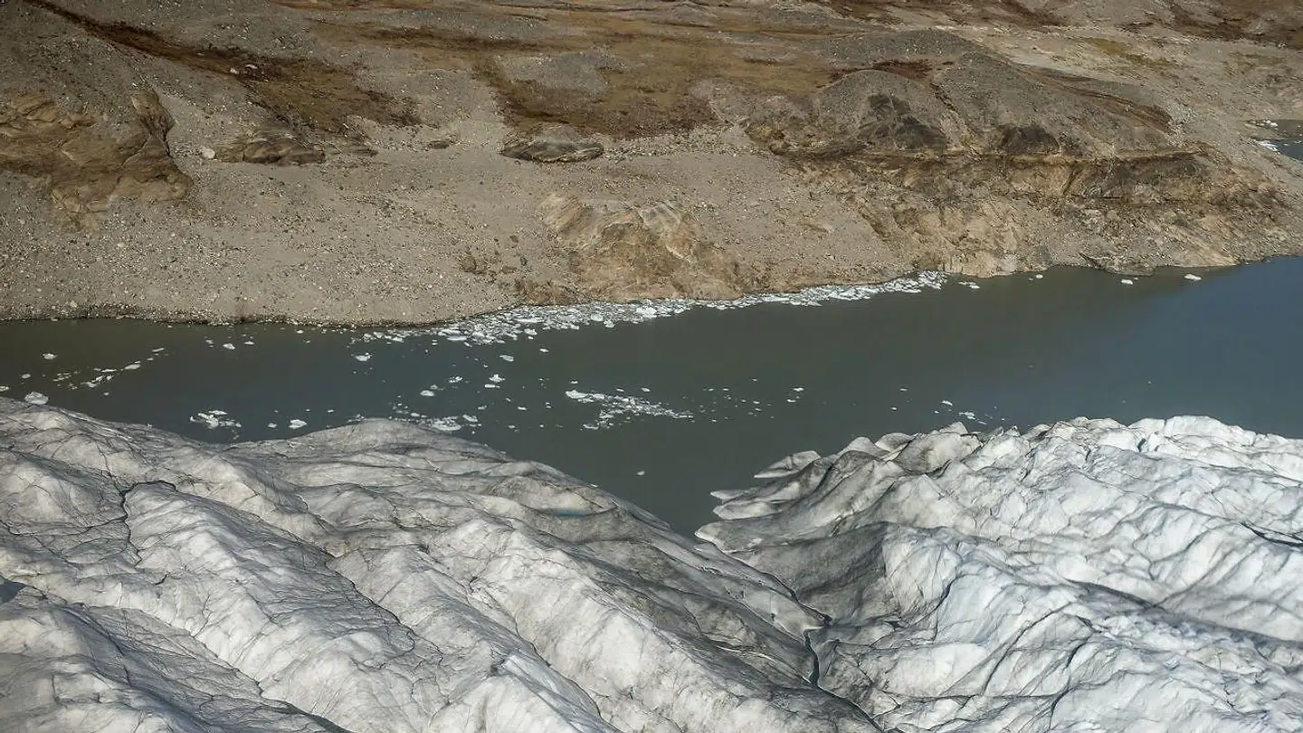 Indlandsisen smelter som konsekvens af den globale opvarmning. Nu har to forskere påpeget, at det værst tænkelige scenarie er usandsynligt.