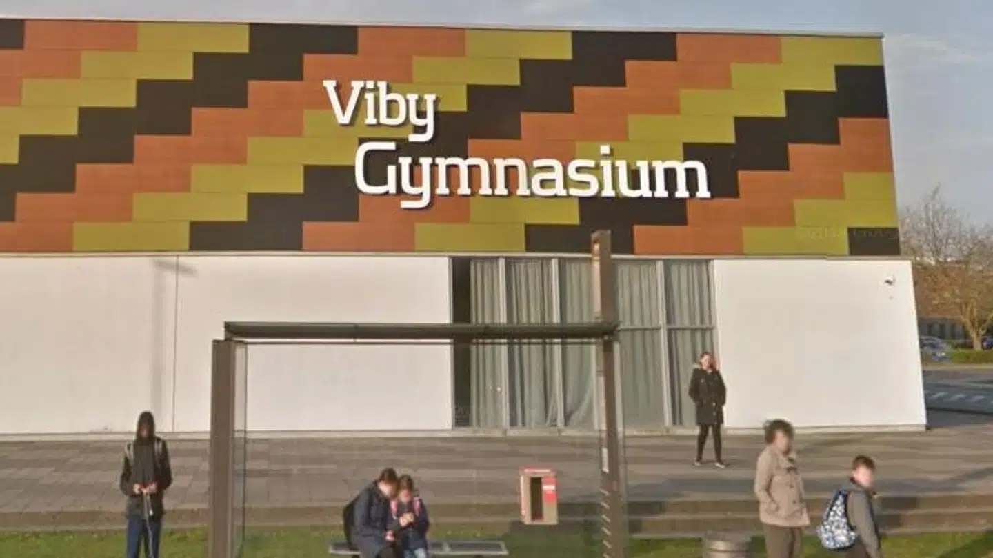 Her ses facaden på Viby Gymnasium.