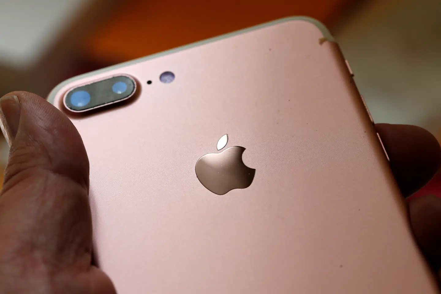En iPhone holder typisk sin værdi rigtig godt, hvis du passer på den og undgår ridser i skærmen eller skader på etuiet, siger mobilekspert Jens E. Hummelmose. (Arkivfoto) Regis Duvignau/Reuters