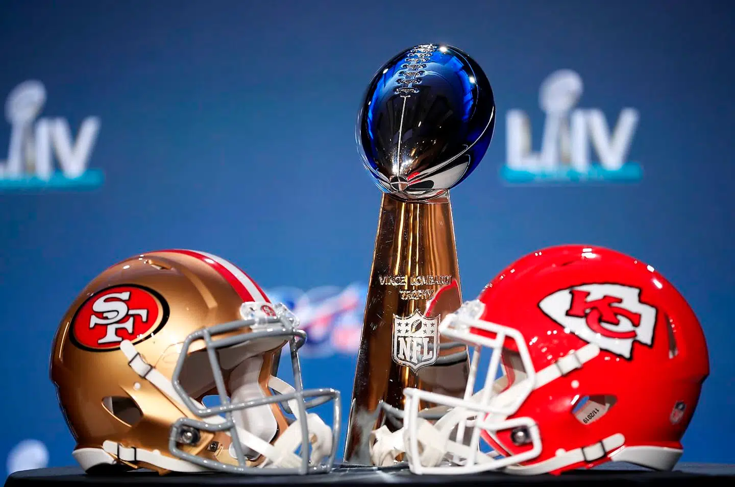 The Vince Lombardi Trophy er på spil i Miami natten til mandag.