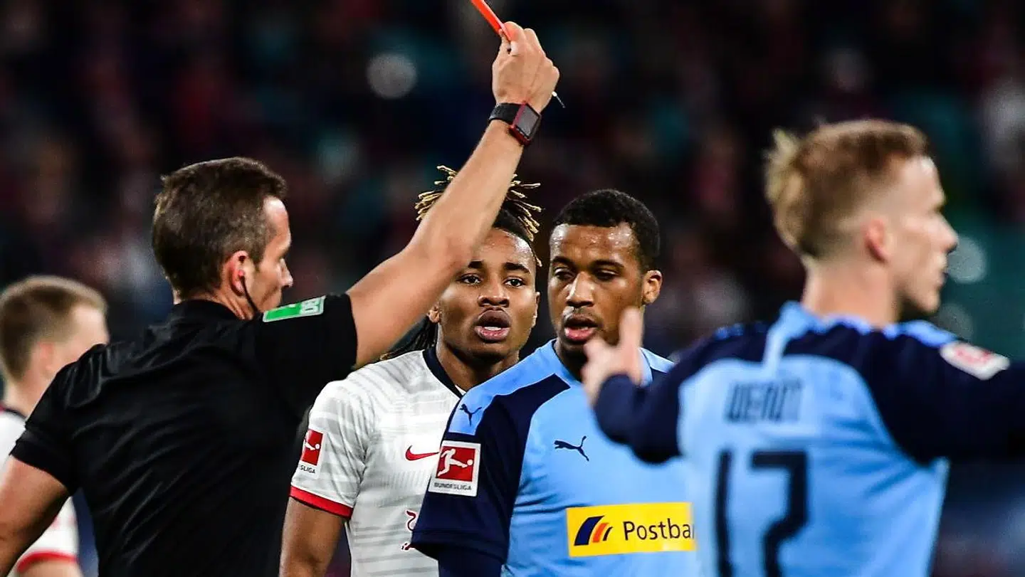 Alassane Plea havde svært ved at forstå det røde kort.