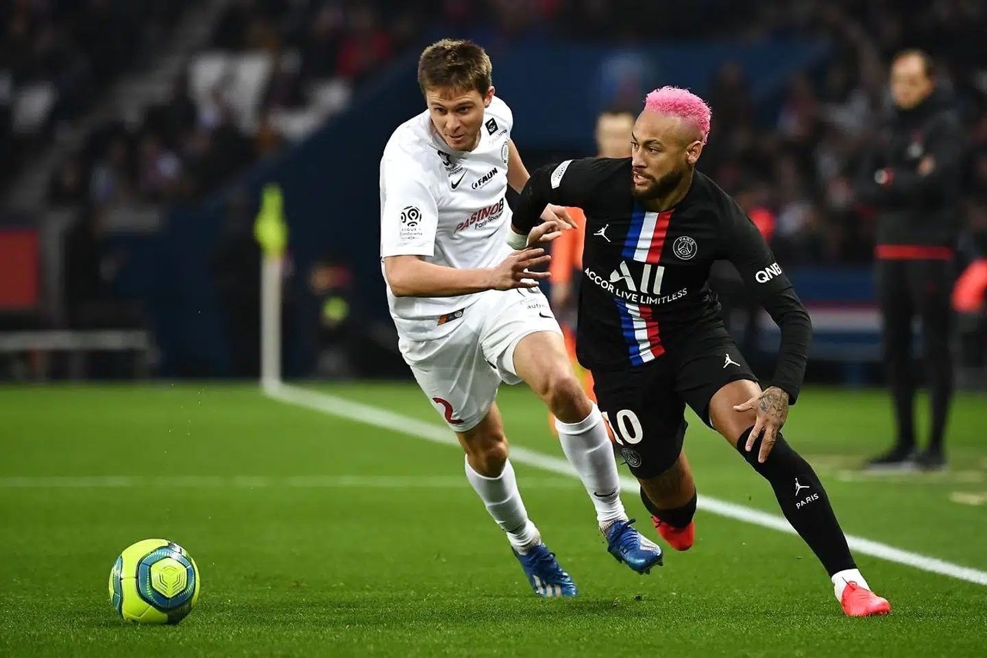 Neymar i aktion mod Montpellier med det smarte hår.