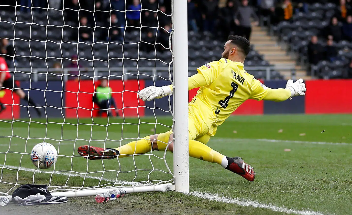 Soccer Football - Championship - Hull City v Brentford - KCOM Stadium, Hull, Britain - February 1, 2020 Brentford's David Raya makes a mistake which leads to Hull City's first goal Action Images/Craig Brough EDITORIAL USE ONLY.No use with unauthorized audio, video, data, fixture lists, club/league logos or "live" services. Online in-match use limited to 75 images, no video emulation.No use in betting, games or single club/league/player publications. Please contact your account representative for further details.
