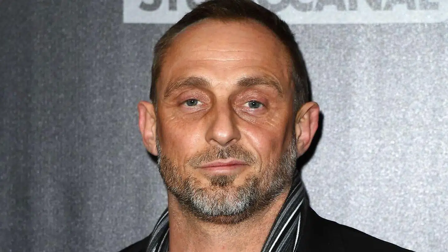 Skuespilleren Roland Møller får et talkshow på Michael Jeppesens kanal, hvor han mødes med folk, som han finder spændende at snakke med.