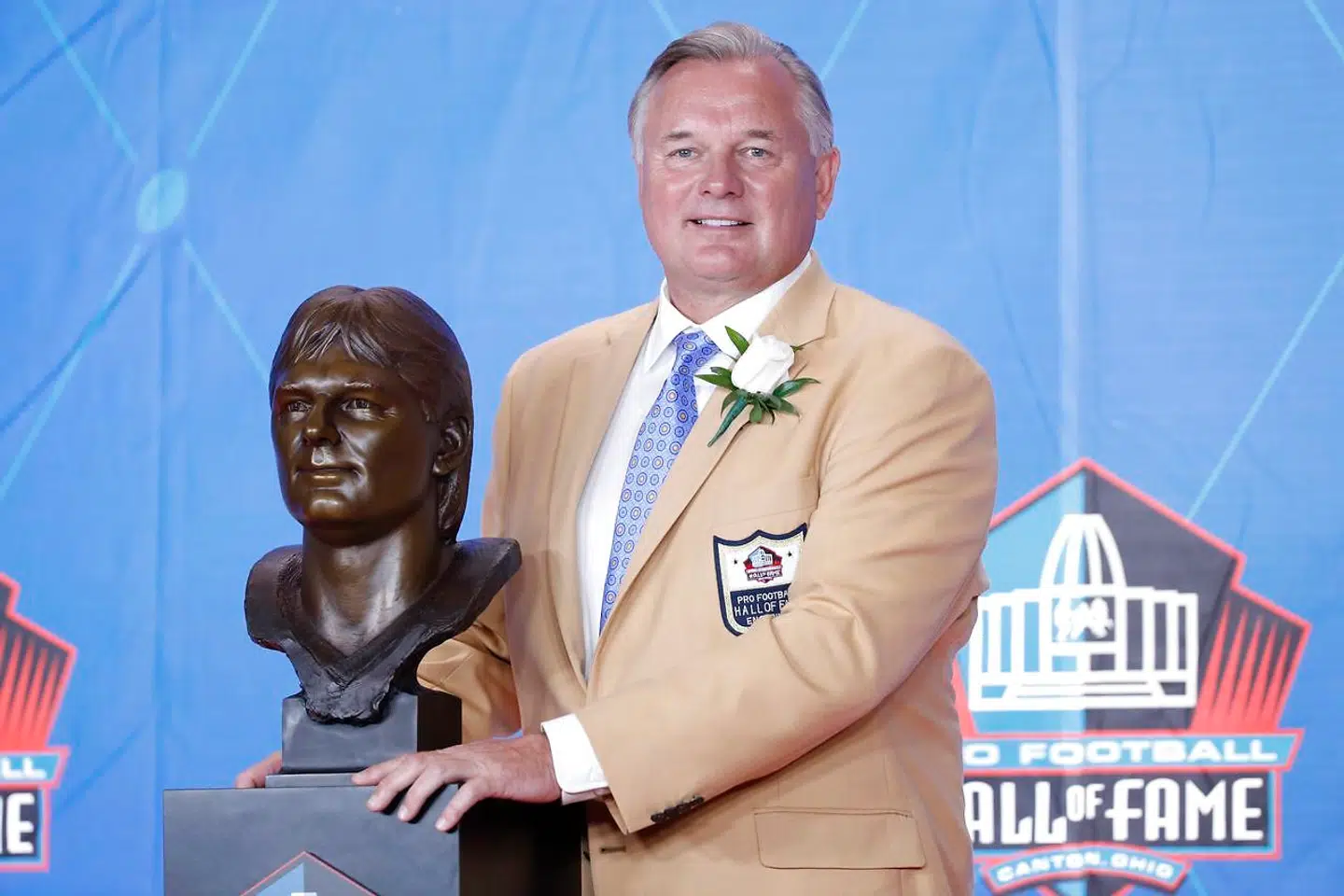 Morten Andersen med sin buste, der står i Pro Football Hall of Fame i Canton, Ohio.