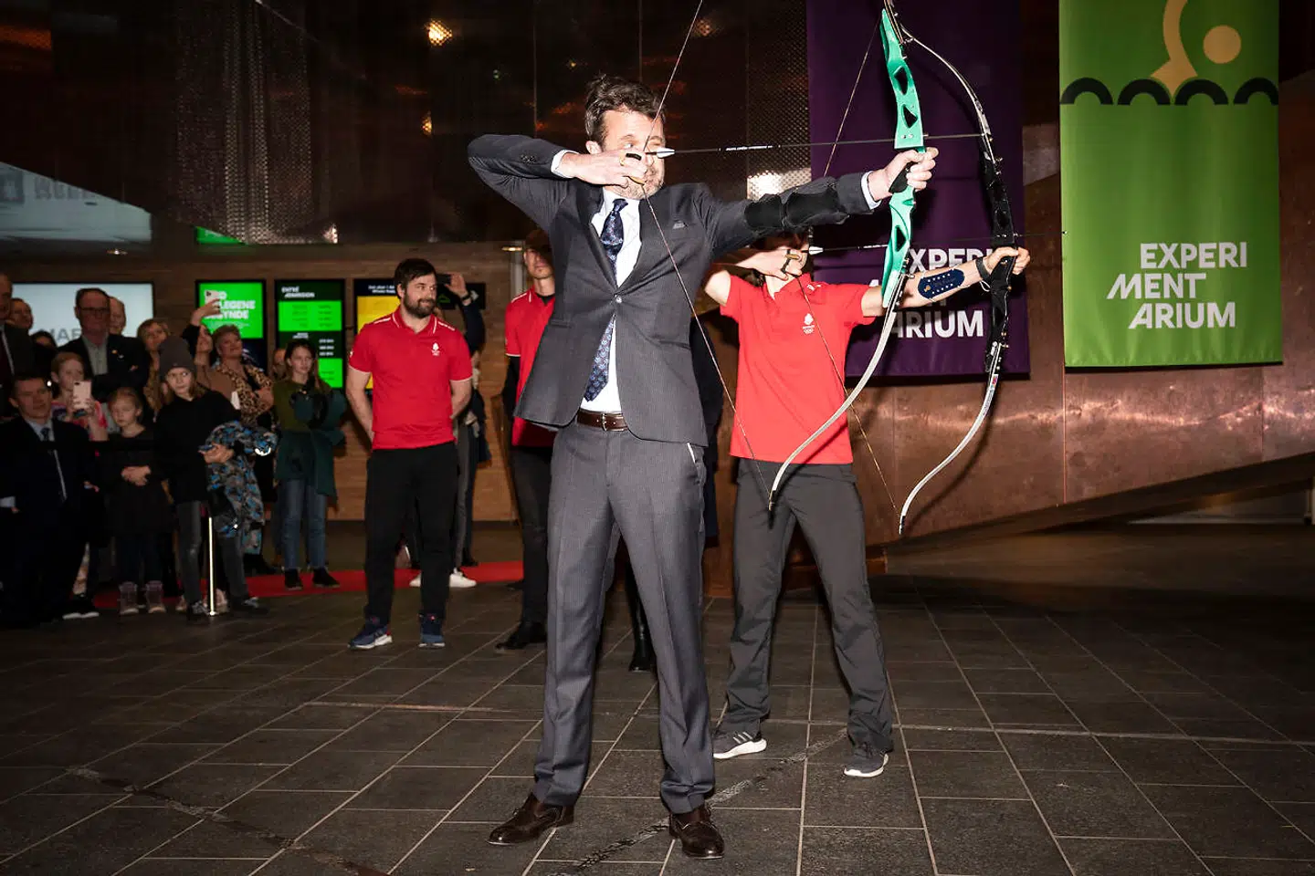 Kronprins Frederik virkede til at hygge sig, da hun skulle åbne Experimentariums nye udstilling 'Lad legene begynde', hvor han blandt skulle skyde med bue og pil. Derimod virkede Kronprinsen til at have det knap så sjovt, da han lidt senere skulle svare på spørgsmål om sin skihytte i Schwedwæeiz.