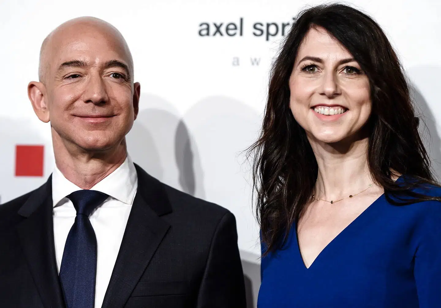 Jeff og MacKenzie Bezos blev skilt sidste år efter 25 års ægteskab. Her er parret fotograferet i Berlin i foråret 2018. (Arkivfoto)