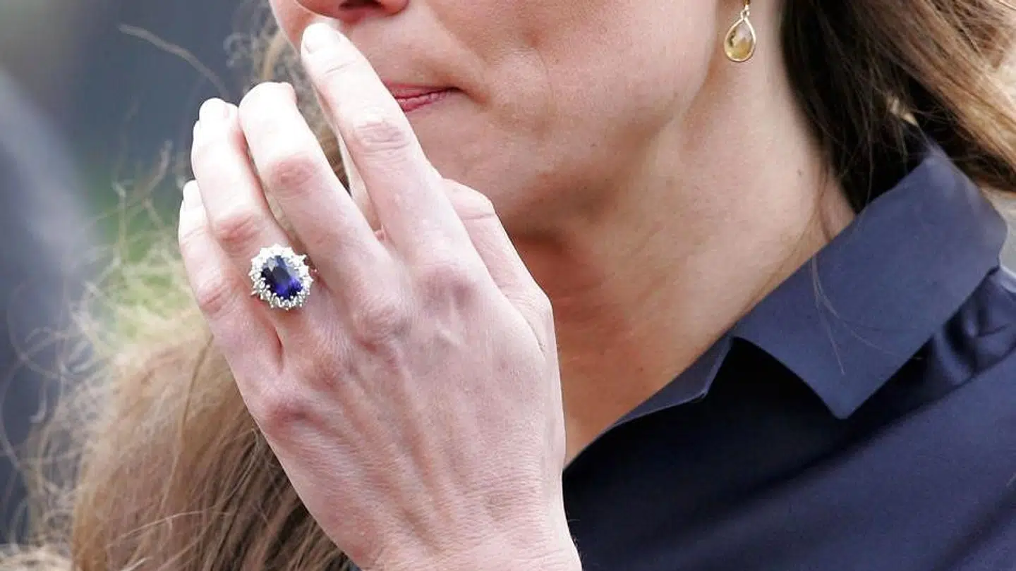 (Arkiv) Her ses forlovelsesringen på Kate Middletons finger.