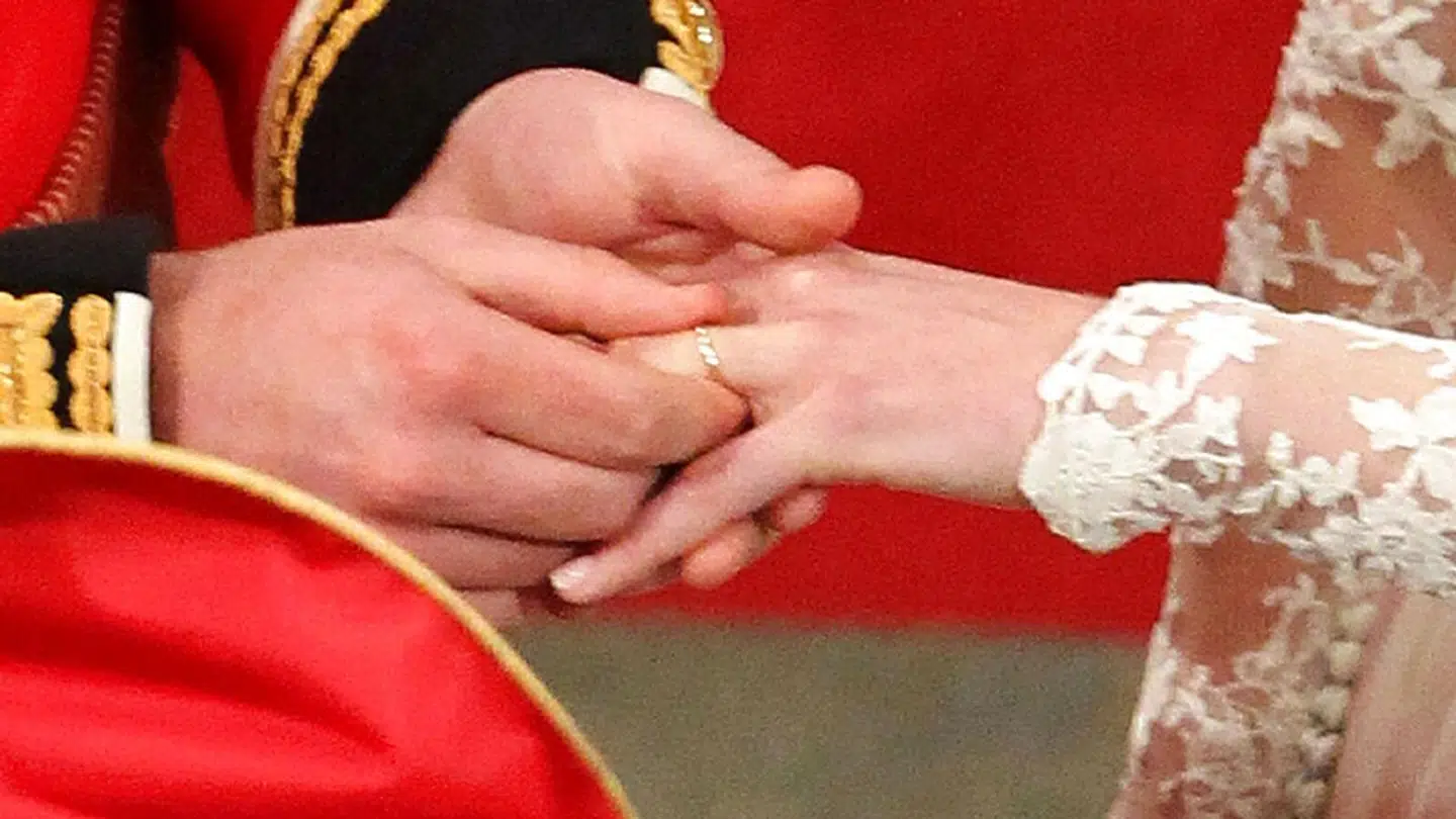 (Arkiv) Prins William giver sin hustru, Kate Middleton, vielsesringen på til deres bryllup i 2011.