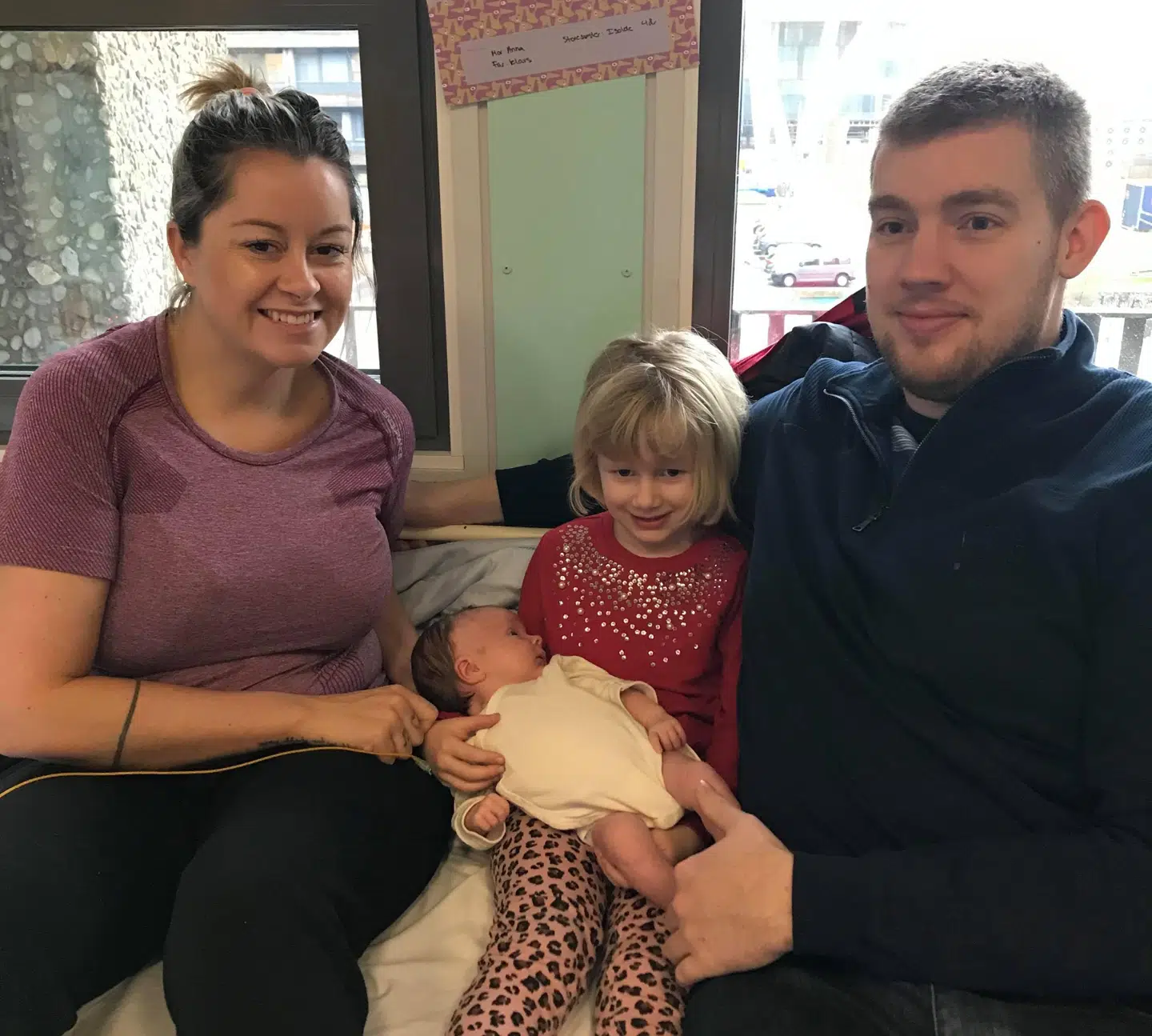 Aila kom til verden ved en hjemmefødsel i Holbæk, men har siden tilbragt det meste af sit liv på Rigshospitalet. Hendes mor, Anna, og far, Klavs, har skiftevis siddet hos hende. Aila har også en storesøster, der snart fylder fem år, og som her holder hende i sine arme på hospitalet.