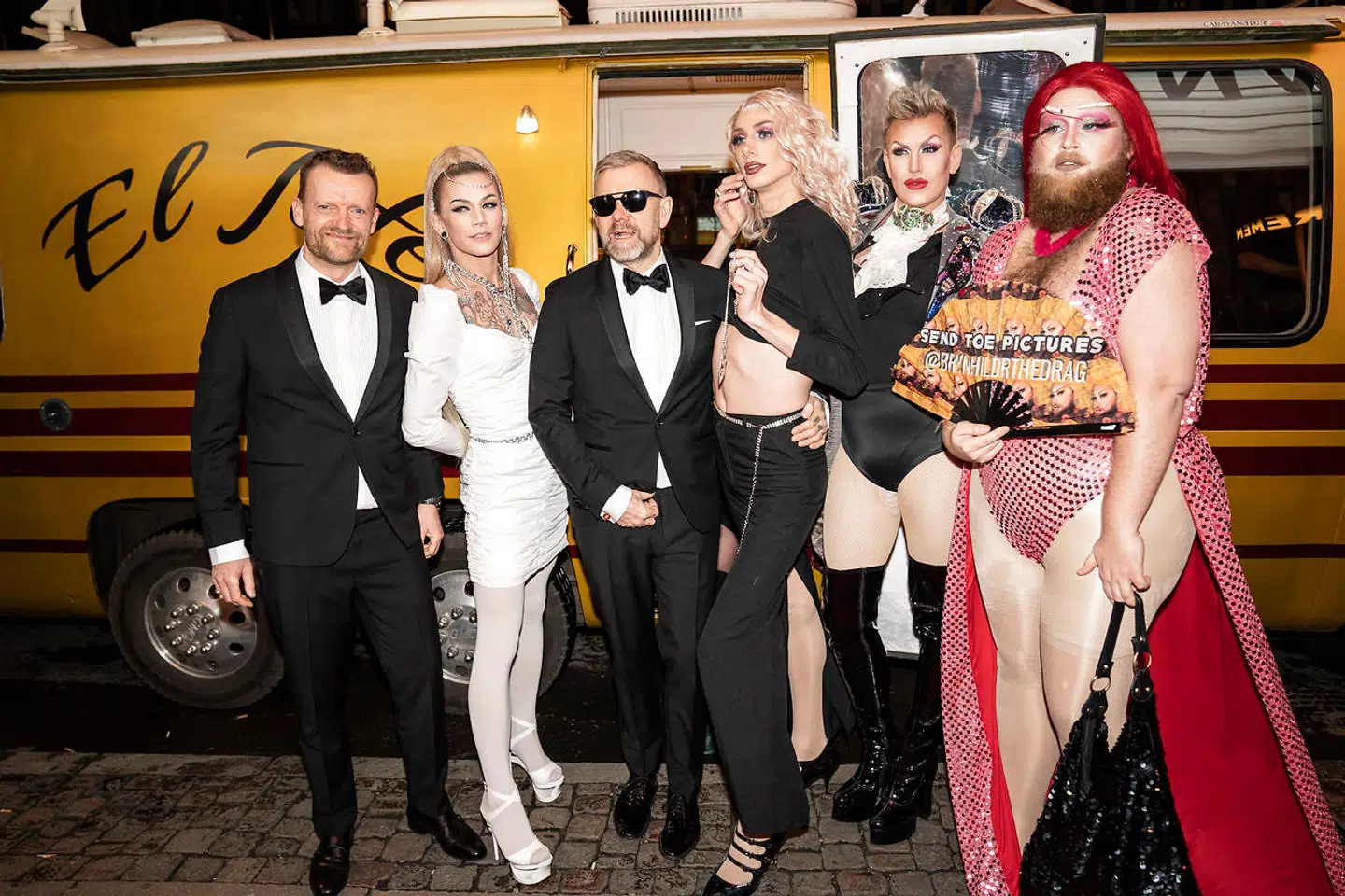 Frank Hvam og Casper Christensen ankommer i en minibus med fire klædt i drag til gallapremiere på filmen 'Klovn The Final', i Bremen Teater onsdag den 29. januar 2020.. (Foto: Niels Christian Vilmann/Ritzau Scanpix)