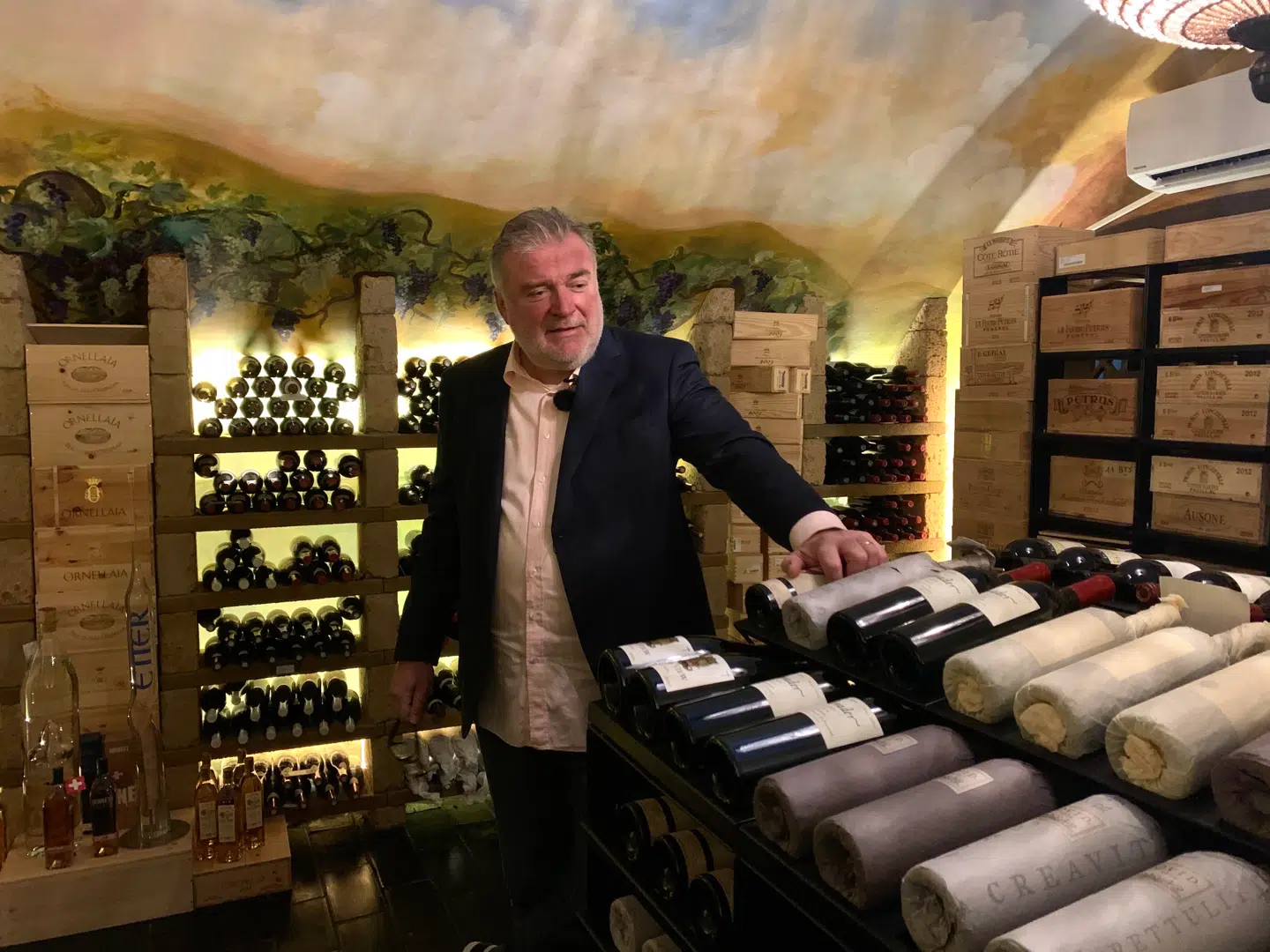 Lars Seier er vild med vin. Det vidner størrelsen af hans vinkælder om. »De allerbedste vine holder lige så længe, som jeg holder, og formentlig længere, men nogle af de billigere skal man huske at drikke en gang imellem,« lyder det fra rigmanden.