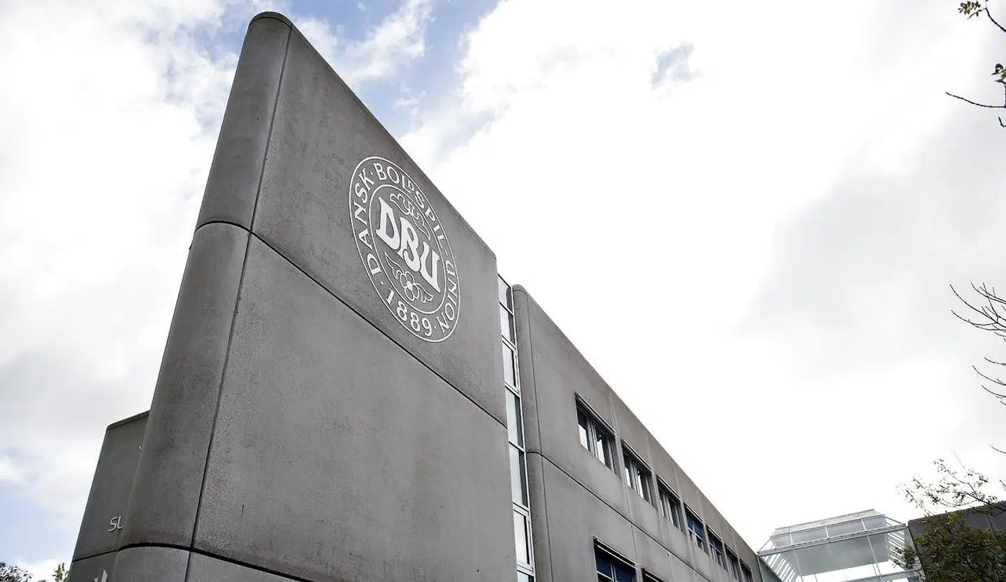 DBU har udelukket tre ungdomslandsholdsspillere i to landskampe, efter at de havde været i kontakt med lattergas på en træningslejr i Cypern.