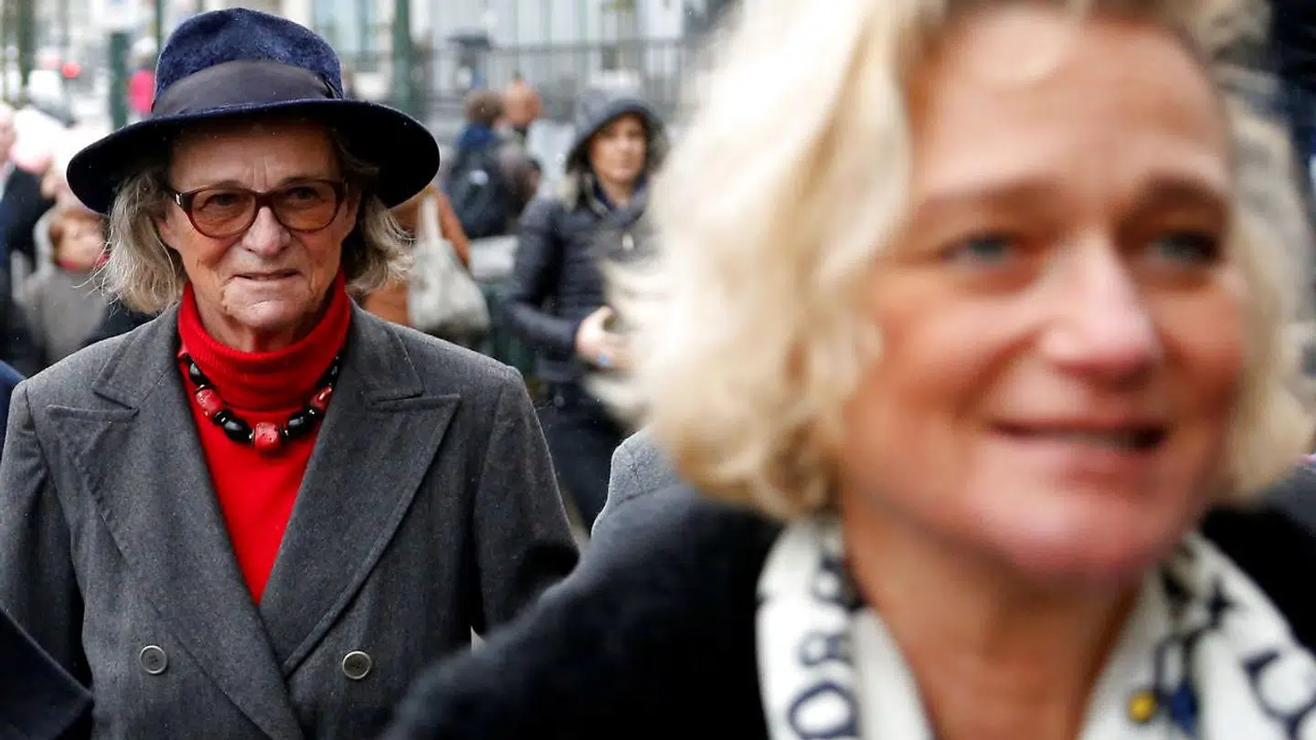 Kong Alberts kærlighedsbarn Delphine Boel (i forgrunden) og hendes mor, Sybille de Selys Longchamps, ved retten i Bruxelles i 2017. Kvinderne har i årevis kæmpet for at bevise, at Boel er hans barn, og nu er det bevist med en faderskabstest. (Foto: Scanpix)