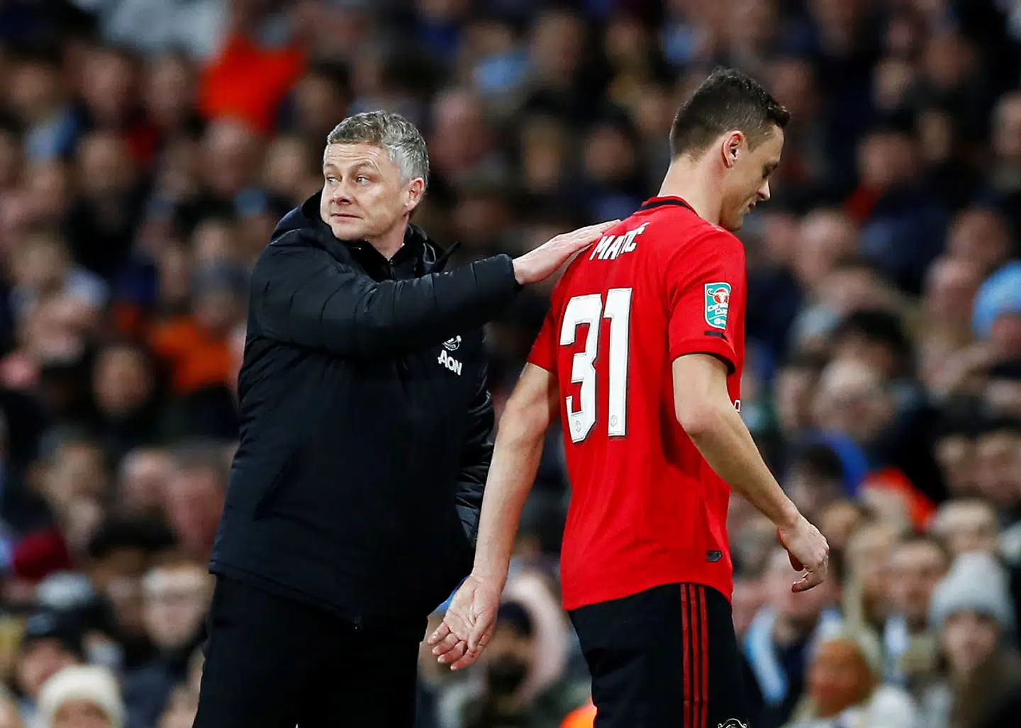Nemanja Matic bliver sendt af banen i kampen mod Manchester City.