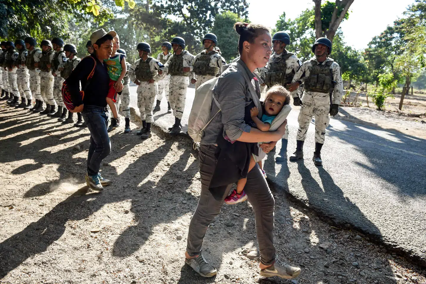 Centralamerikanske migranter og deres børn på vej mod USA bliver standset af Mexicos nationalgarde i Ciudad Hidalgo. USA har sendt 62.000 migranter tilbage til Mexico som følge af en skærpet politik, der skal reducere indvandringen til landet. Det viser nye tal fra både de amerikanske og de mexicanske myndigheder. (Arkivfoto) Alfredo Estrella/Ritzau Scanpix