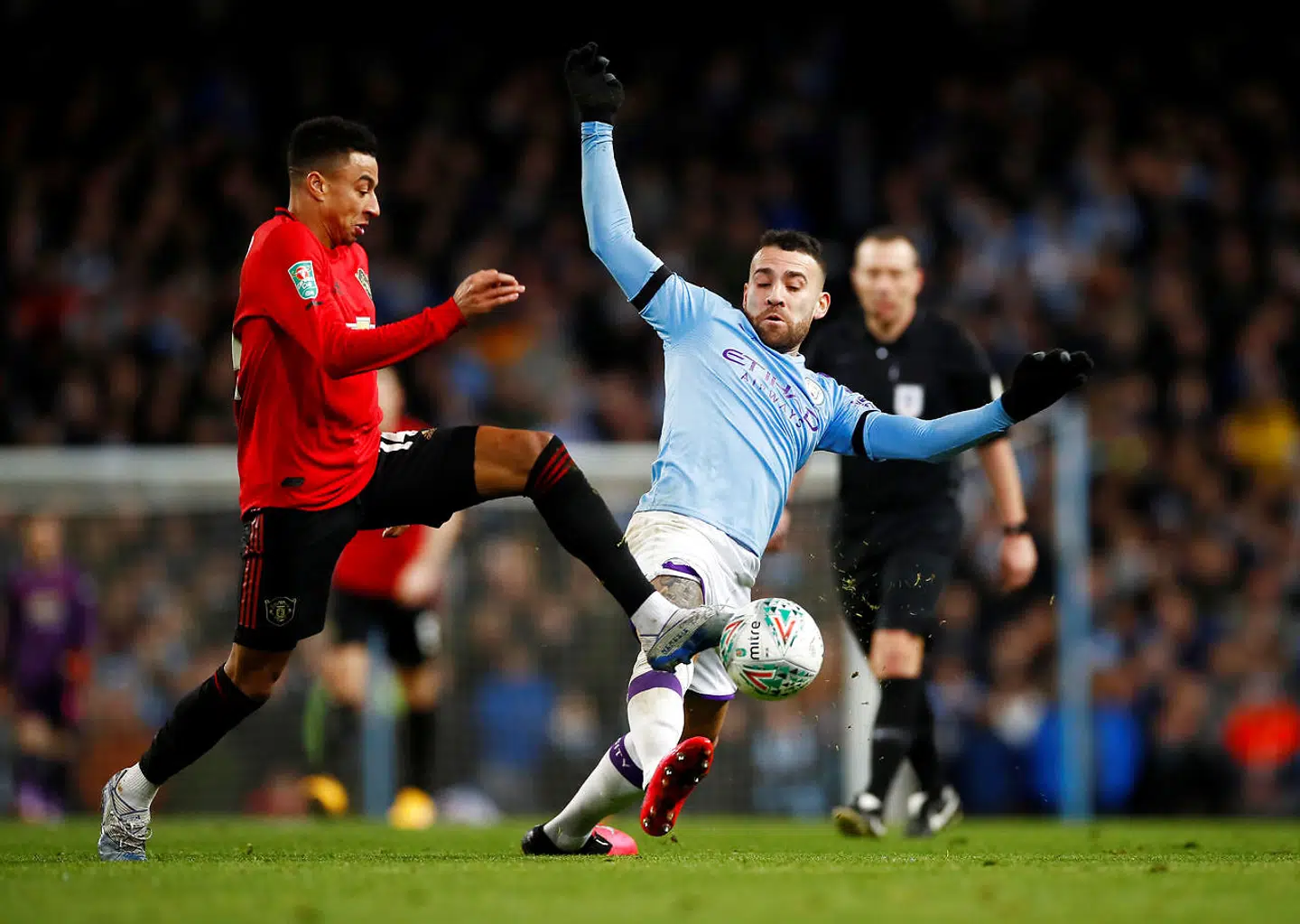 Jesse Lingard i aktion mod Manchester Citys Nicolas Otamendi.