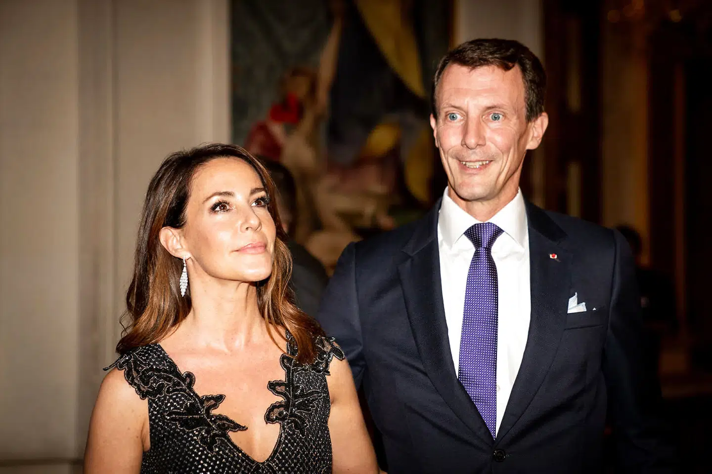 Prins Joachim og prinsesse Marie flyttede med deres børn til Paris i juni, hvor prins Joachim tager en militær lederuddannelse. Her ses de i Paris under en middag, hvor kronprinsparret også deltog.