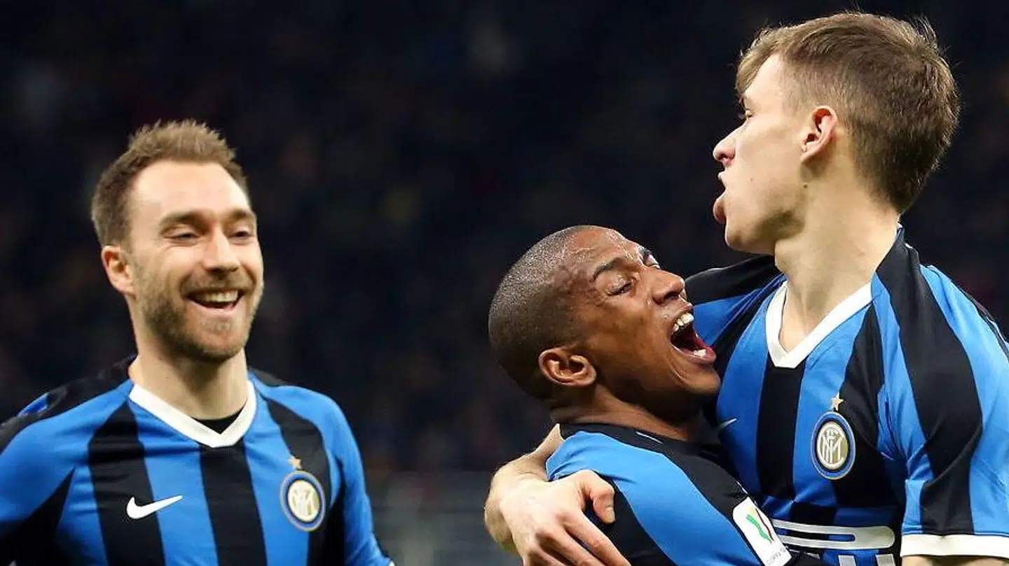 Nicolo Barella (th.) jubler over sin scoring med Ashley Young og Christian Eriksen. Både Young og Eriksen er skiftet til Inter fra Premier League i dette transfervindue.