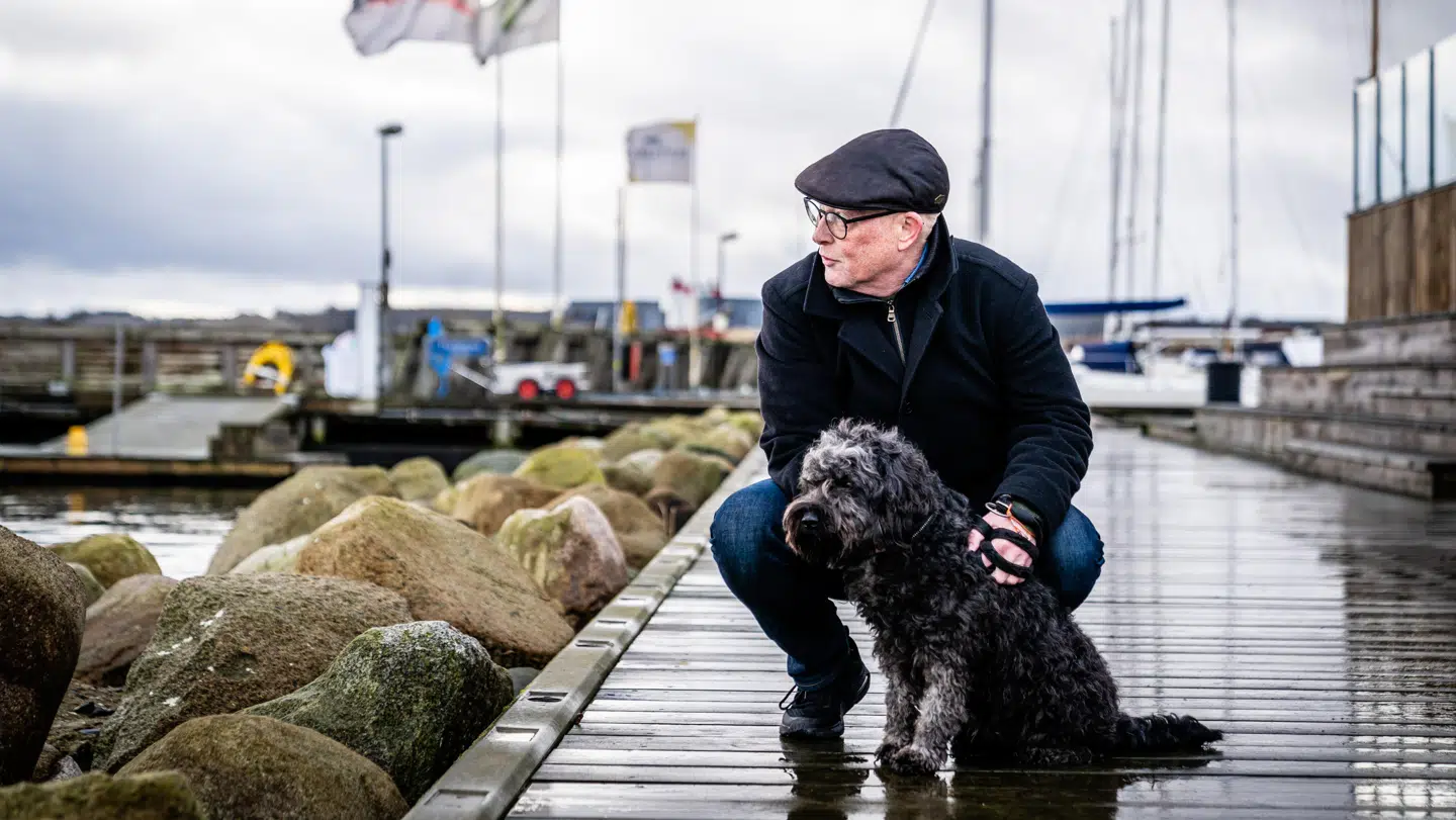 Henning kan ikke længere tåle at få pulsen op. Istedet går han mange ture med hunden. Foto: Rasmus Laurvig/Byrd.