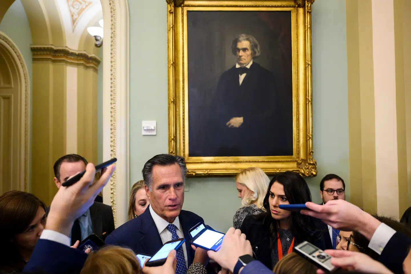 Tidligere præsidentkandidat Mitt Romney, som er en af de republikanske senatorer, der har ladet en dør stå på klem for indkaldelse af vidner, ankommer til Kongressen onsdag. Andrew Caballero-Reynolds/Ritzau Scanpix
