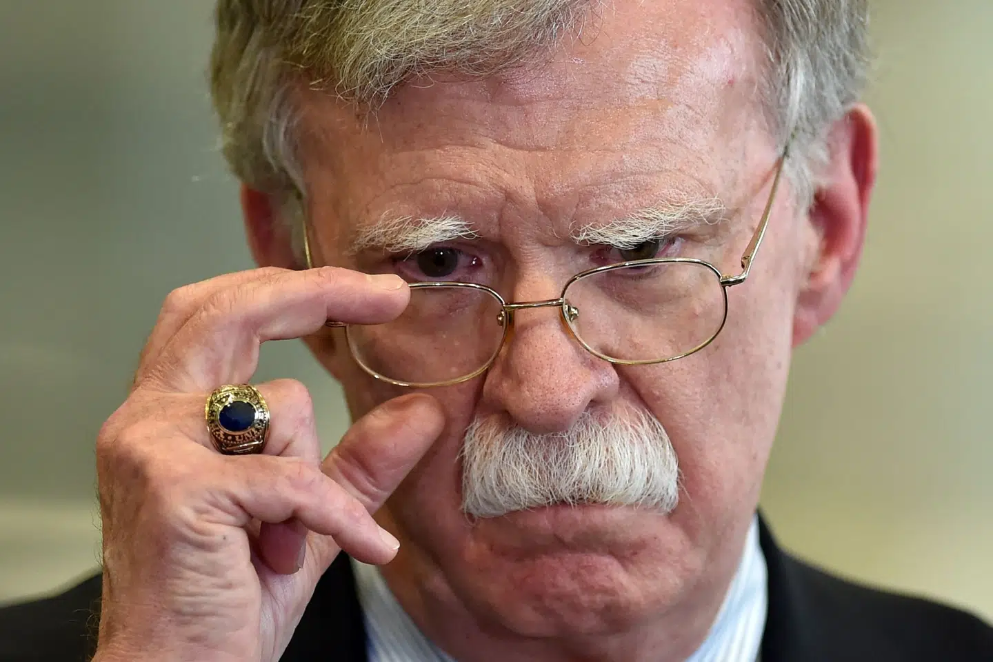 John Bolton var præsident Trumps sikkerhedsrådgiver indtil september sidste år. Nu har han skrevet en bog, hvor det ifølge The New York Times fremgår, at præsidenten i august fortalte Bolton, at han ville fortsætte med at indefryse militærhjælp til Ukraine, indtil Ukraine sagde ja til at hjælpe med en efterforskning af den tidligere amerikanske vicepræsident Joe Biden og hans søn Hunter. Demokraterne ønsker Bolton indkaldt som vidne i rigsretssagen mod Trump. (Arkivfoto) Sergei Gapon/Ritzau Scanpix