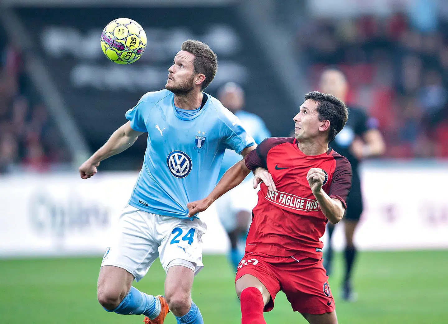Malmø FF's Lasse Nielsen, til venstre, i duel med FC Midtjyllands Gustav Wikheim i en playoff-kamp til Europa League.
