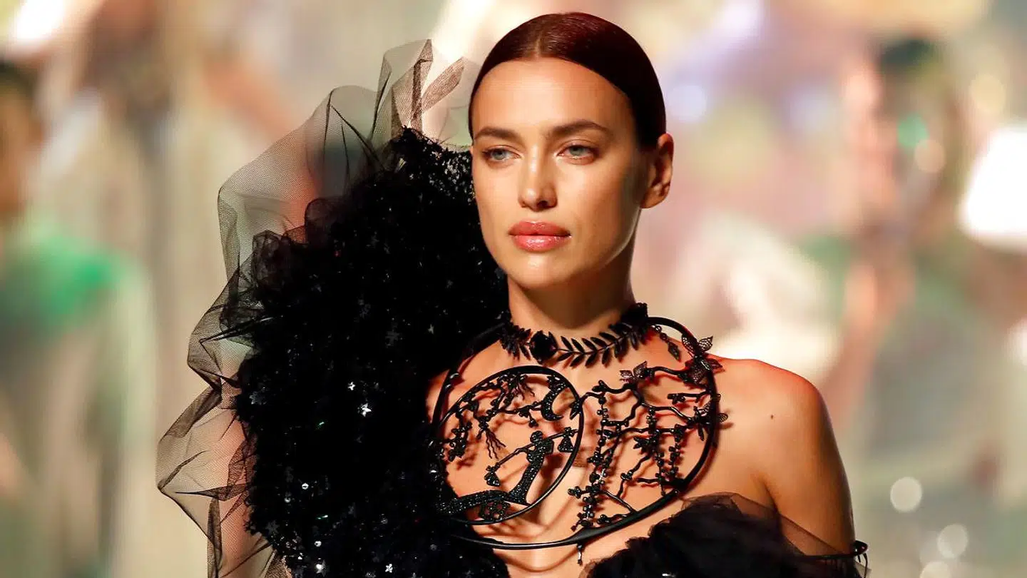 Irina Shayk forsøger at finde balancen mellem at være eftertragtet model og mor. Her ses hun på catwalken for Jean Paul Gaultier den 22. januar 2020.