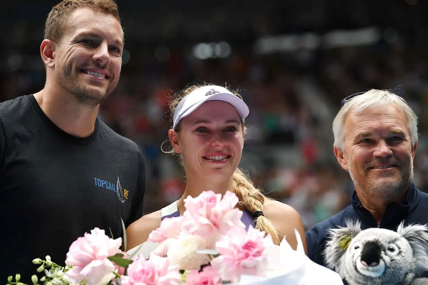 Denmark's Caroline Wozniacki (C), her husband David Lee (L) and father Piotr Wozniacki celebrate after her defeat against Tunisia's Ons Jabeur in their women's singles match on day five of the Australian Open tennis tournament in Melbourne on January 24, 2020. Et af dansk idræts største navne og en international stjerne takkede af, hvor hun i 2018 vandt sin største sejr. Caroline Wozniacki fik den afsked, hun ønskede. Det skriver Ritzau, fredag den 24. januar 2020.. (Foto: GREG WOOD/Ritzau Scanpix)