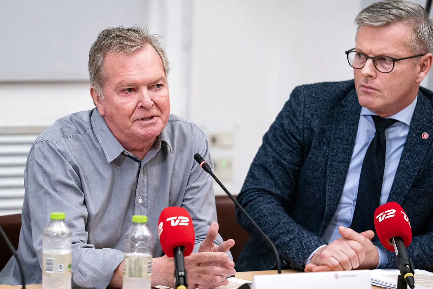 Statsrevisorerne Frank Aaen (EL) og Flemming Møller Mortensen (S) til pressemødet i Provianthuset i København, fredag den 6. december 2019. En fik renoveret hus, en anden købte smedejernslåger og bøgehækplanter i sag om millionsvindel i Forsvarets Ejendomsstyrelse. Statsrevisorernes formand har aldrig set lignende. Frank Aaen undrer sig i dag højlydt over, at den formodede svindel i Ejendomstyrelsen kunne finde sted, når toppen af Forsvaret og Forsvasministeriet allerede i 2013 blev advaret om den hullede kontrol. (Foto: Niels Christian Vilmann/Ritzau Scanpix)