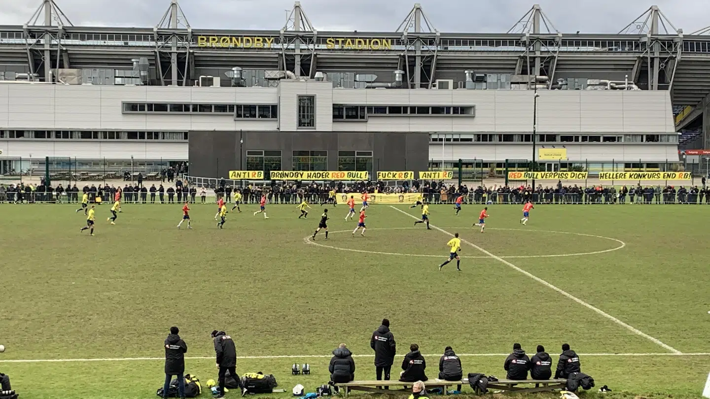 Brøndby-fansene hængte disse bannere op til kampen mod Hvidovre.