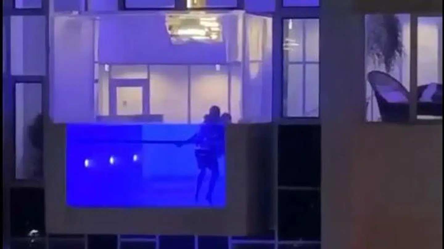 Fra restauranten Sticks'n'Sushi på toppen af Tivoli Hotel kan man se hen på den nye pool med gennemsigtige vægge. Poolen er samtidig oplyst, hvilket gør, at spisende gæster kan se alt, hvad der foregår.