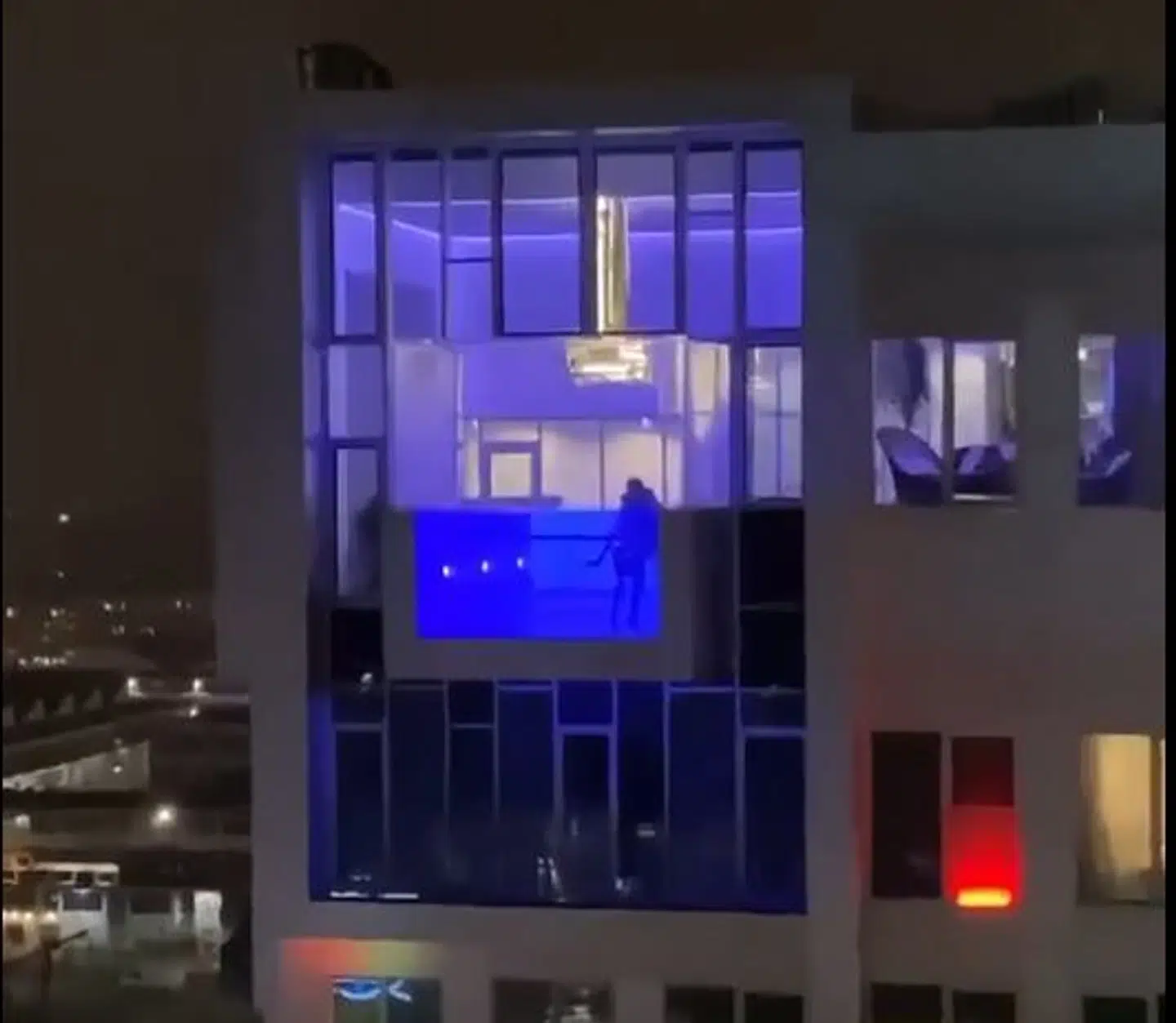 Gæsterne på Sticks'n'Sushi fik sig et chok, da de kiggede hen på hotellets nye, lækre pool. To personer havde åbenlyst sex i vandet, som er afskærmet med gennemsigtige vægge.