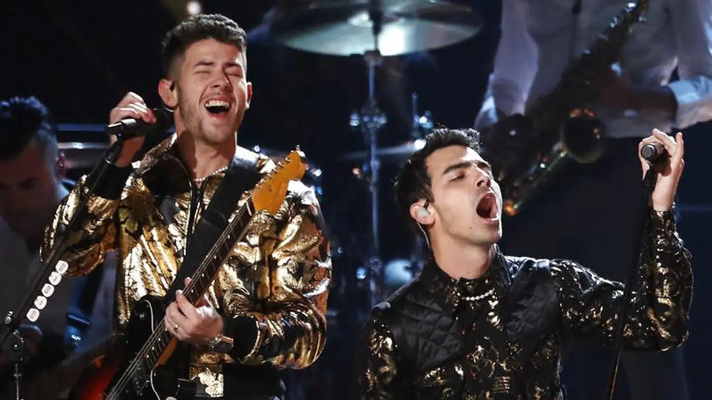 Her kan man se et billede fra 'Jonas Brothers' optræden søndag, hvor det ligner Nick Jonas (t.v.) har mistet en tand.
