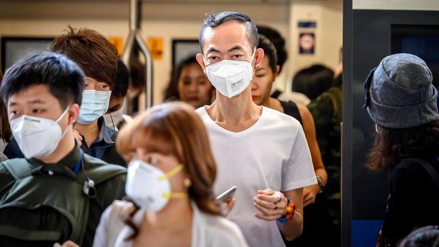 Alle bærer masker i Bangkoks tog for tiden for at undgå smitte.