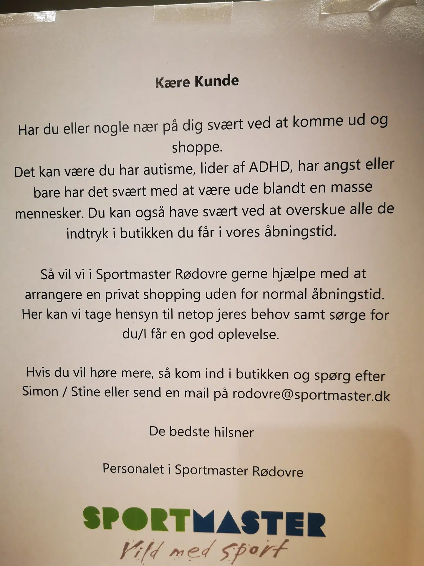 Sedlen der hænger på Sportsmaster Rødovres facade.
