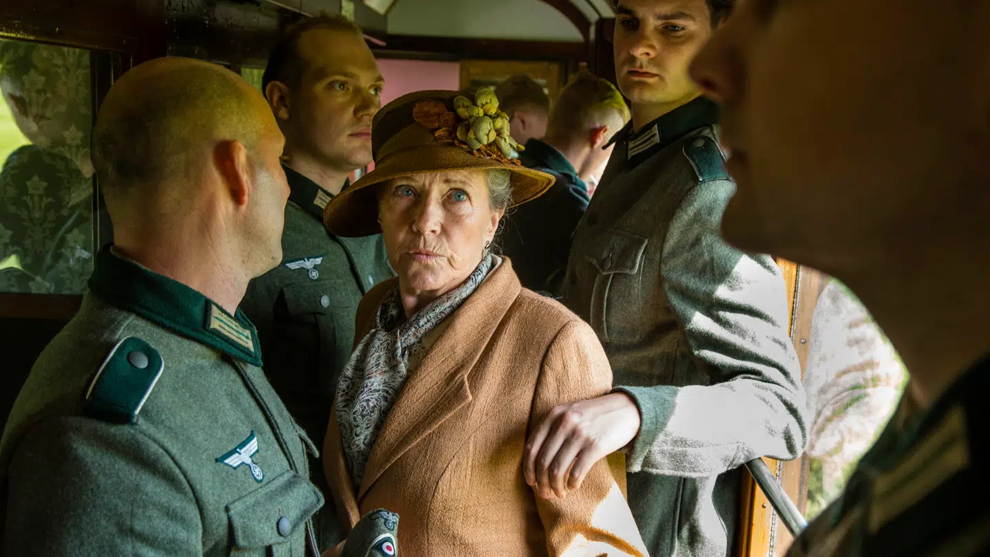 Fru Fjeldsø omringet af tyskere på vej til Skagen.