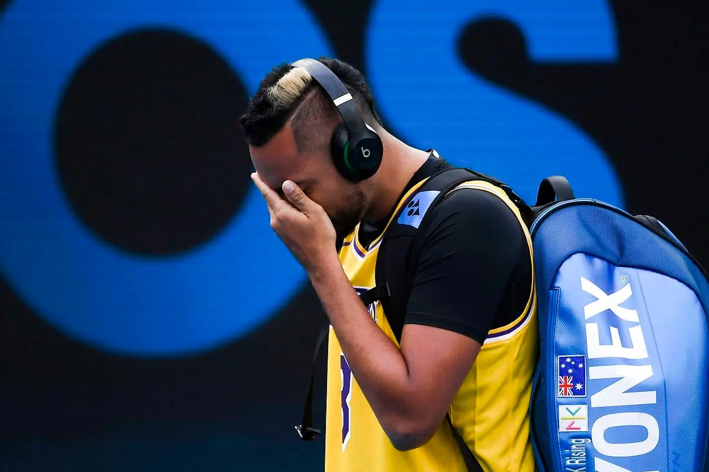 En rørt Nick Kyrgios træder ind på Rod Laver Arena før sin fjerderundekamp mod Rafael Nadal.