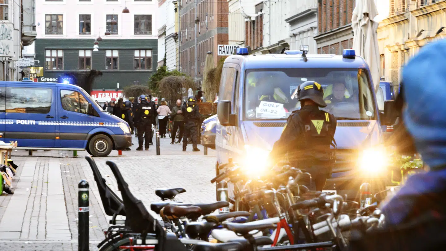 Politi til stede ved Blågårds Plads under uroligheder på Nørrebro i København, efter at den kontroversielle partistifter Rasmus Paludan ville demonstrere i området søndag den 14. april 2019.