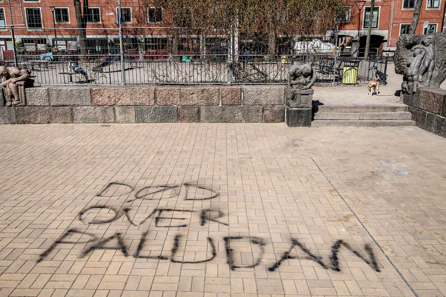 "Død over Paludan" var der skrevet på fliserne på Blågårdsplads på Nørrebro, efter at han i april sidste år fik aflyst sin demonstration på pladsen efter fund af en håndgranat.