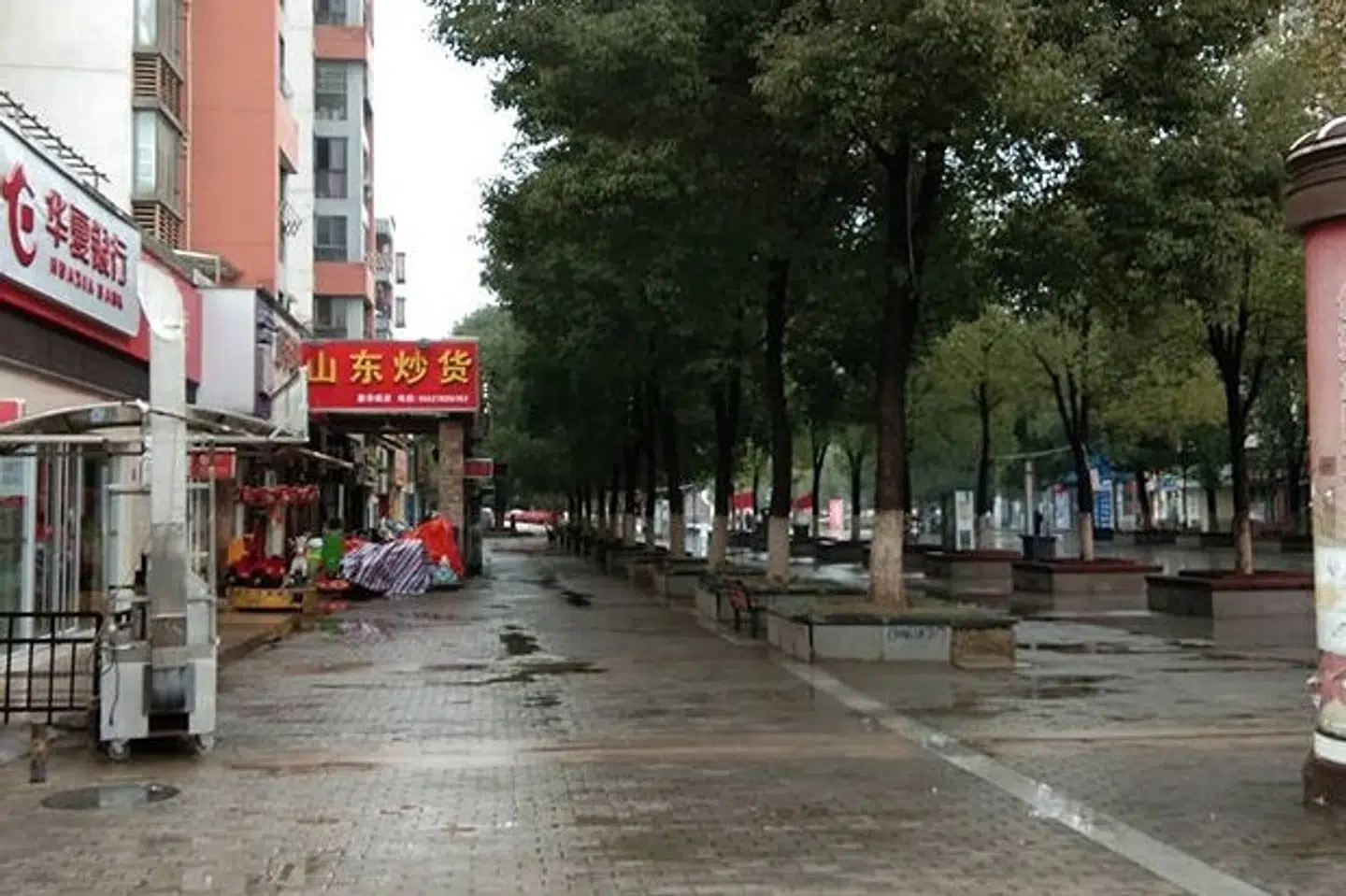 Gader er øde i den kinesiske millionby Wuhan, hvor de første tilfælde af coronavirusset blev opdaget i december. Indtil videre har virusset kostet mindst 80 mennesker livet. W. And W. Duplessis, E. Tjandra/Reuters