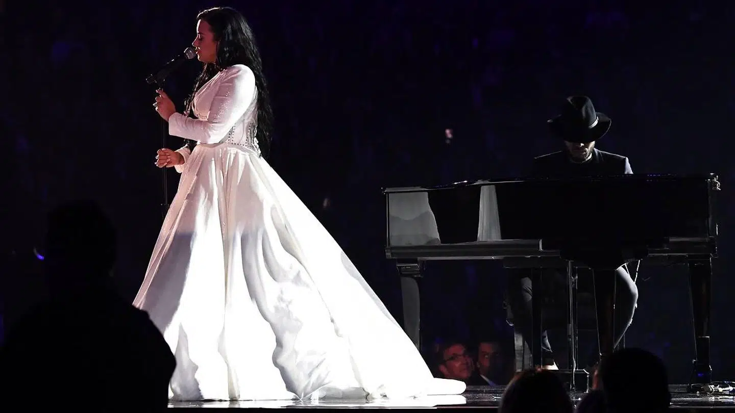 Demi Lovato på scenen i Staples Center, hvor showet løb af stablen.