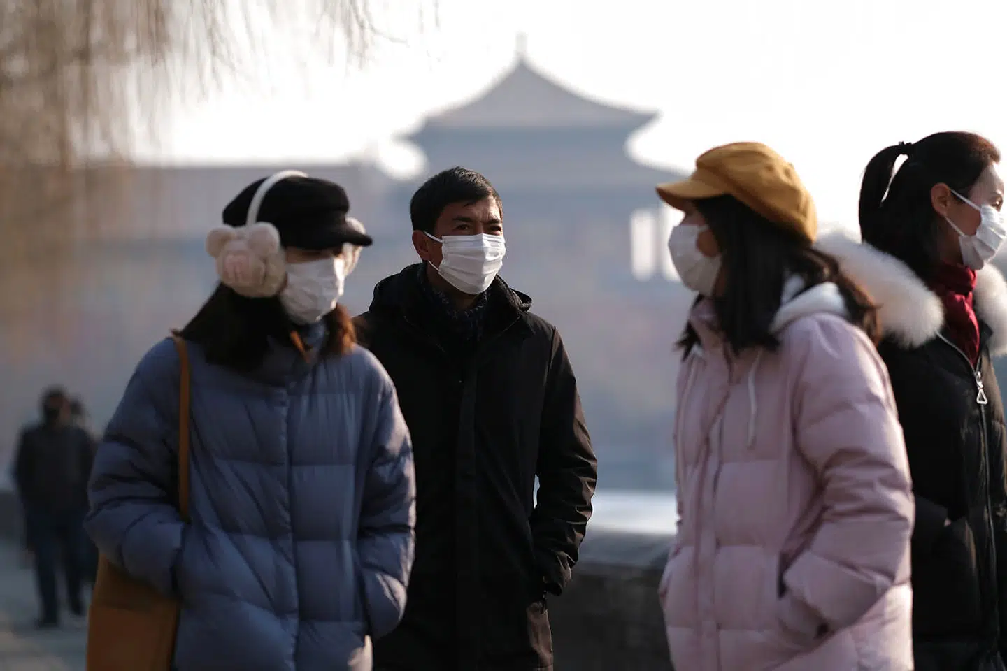 Folk nær Wuhan, hvor den nye veriosn af coronavirusset brød ud. Byen ligger cirka 1000 kilometer fra Hong Kong, hvor der er fem smittede.