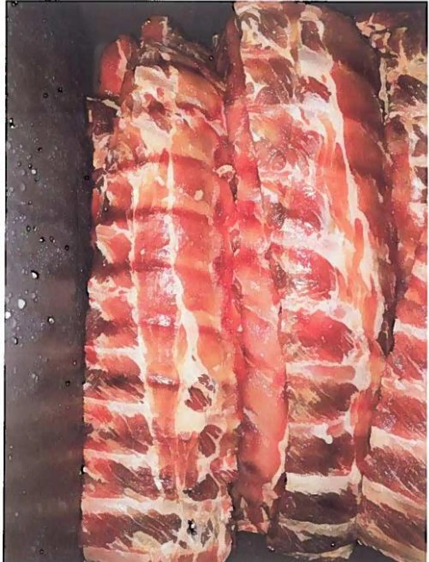 På Bone's i Holstebro var deres færdigsaltede ben ikke appetitlige, ifølge kontrollanten.De var begyndt at mørkne i kødet, klistrede på undersiden og havde en 'afvigende' lugt.Kontrollen blev foretaget 4.4.2019.