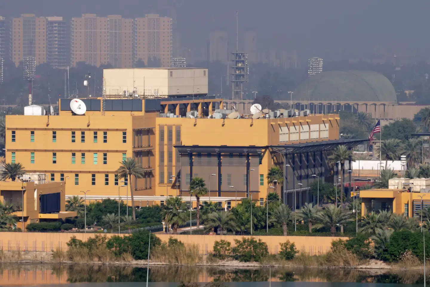 USA's ambassade i Irak ligger i den såkaldte Grønne Zone midt i Bagdad. Det højsikrede område, der adskillige gange tidligere har været under angreb, rummer flere udenlandske ambassader og irakiske regeringskontorer. (Arkivfoto) Stringer/Reuters