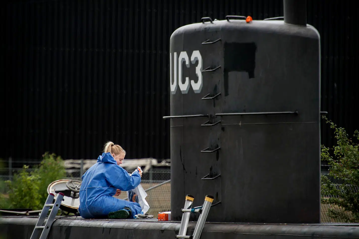 Peter Madsen's ubåd UC3 Nautilus bliver undersøgt af retsmedicinere den 24. august 2017.