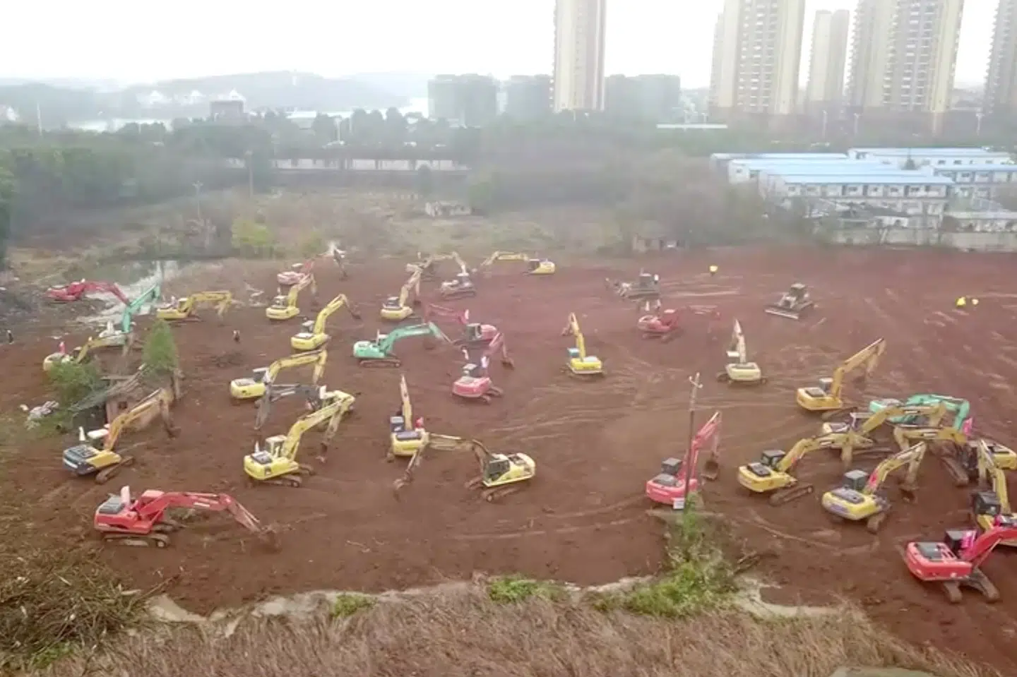 Billedet her viser arbejdet med at få bygget et nyt hospital i Wuhan. Det skal hjælpe med at bekæmpe coronavirusset. Reuters Tv/Reuters