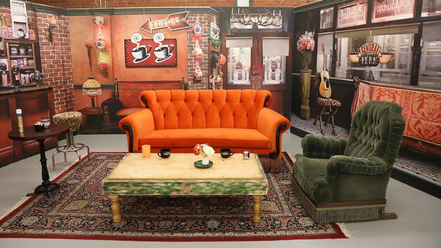 I forbindelse med 'Friends'-seriens 25-års jubilæum i 2019 blev en række rekvisitter og kulisser fra seriens 'Central Perk'-café udstillet i New York City, USA.